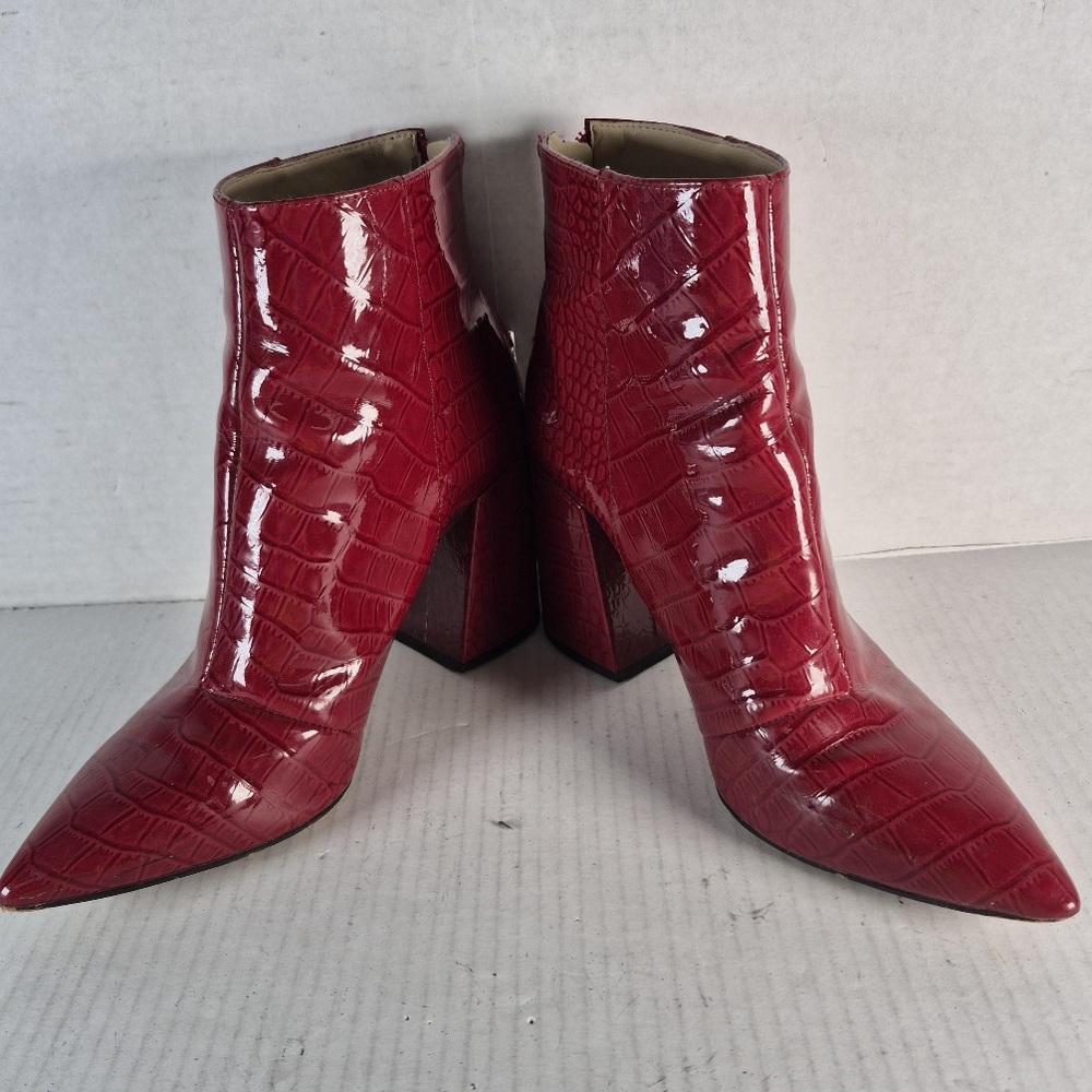 Vince Camuto Croc Embossed Patent Leather Ankle Boots    Size 8.5